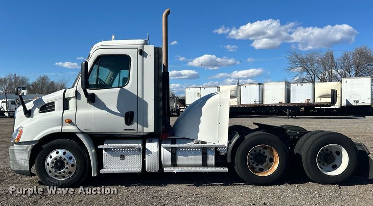 image for item EG1247 2011 Freightliner  Cascadia 113 semi truck