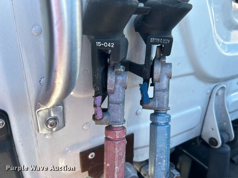 image for item EG1247 2011 Freightliner  Cascadia 113 semi truck