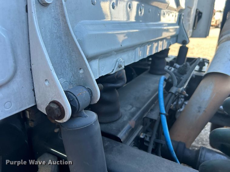 image for item EG1247 2011 Freightliner  Cascadia 113 semi truck