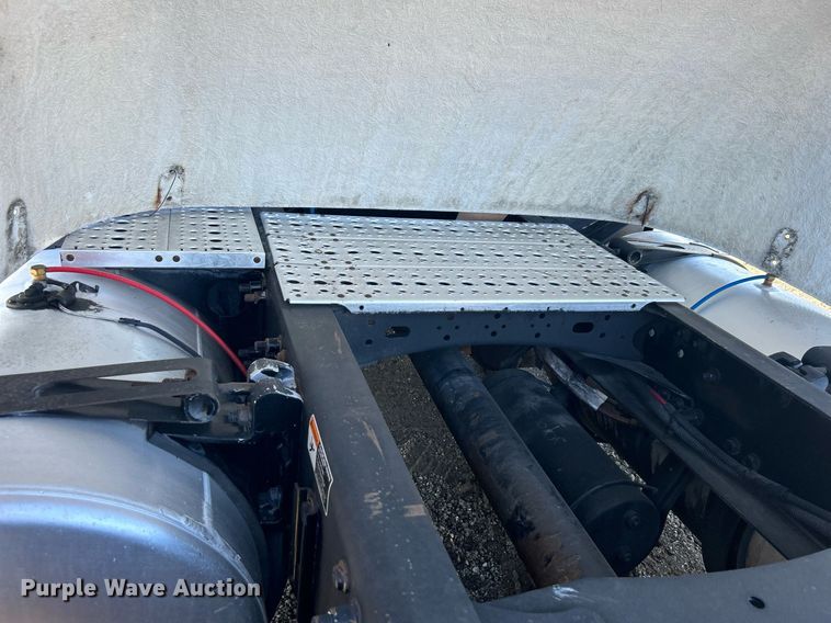 image for item EG1247 2011 Freightliner  Cascadia 113 semi truck