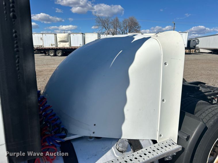 image for item EG1247 2011 Freightliner  Cascadia 113 semi truck