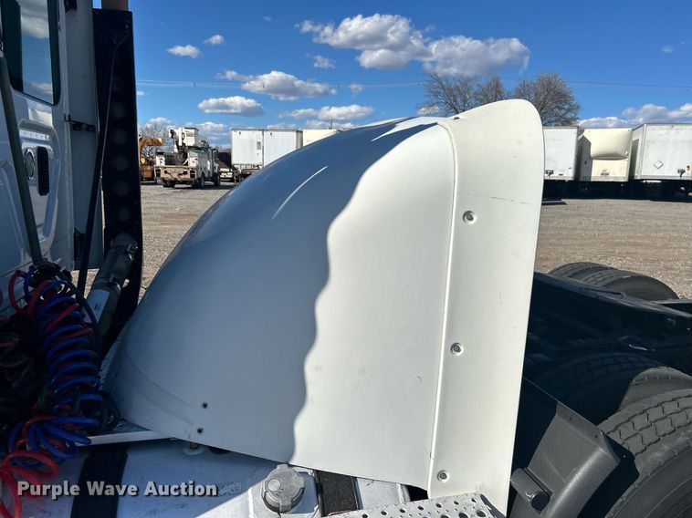 image for item EG1247 2011 Freightliner  Cascadia 113 semi truck