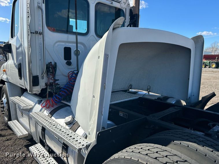 image for item EG1247 2011 Freightliner  Cascadia 113 semi truck