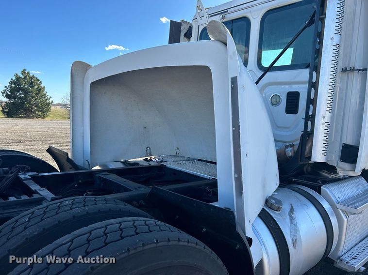 image for item EG1247 2011 Freightliner  Cascadia 113 semi truck