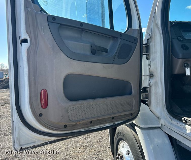 image for item EG1247 2011 Freightliner  Cascadia 113 semi truck