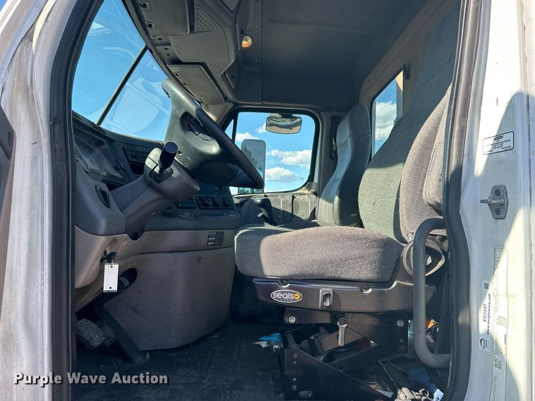 image for item EG1247 2011 Freightliner  Cascadia 113 semi truck