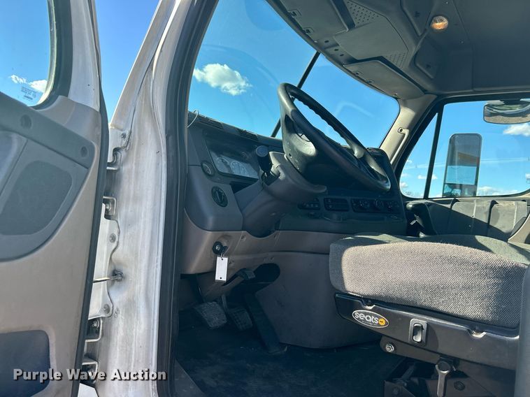 image for item EG1247 2011 Freightliner  Cascadia 113 semi truck