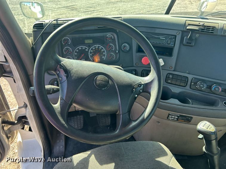 image for item EG1247 2011 Freightliner  Cascadia 113 semi truck