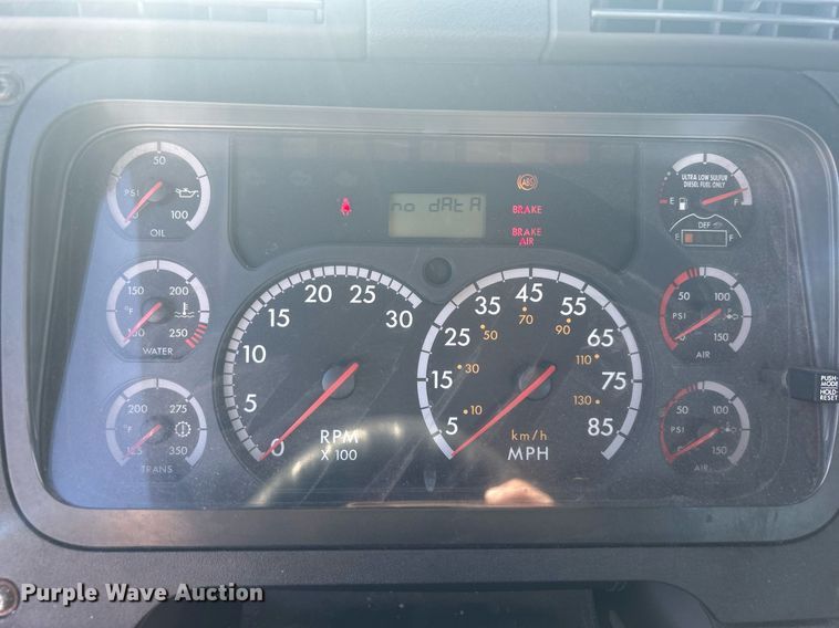 image for item EG1247 2011 Freightliner  Cascadia 113 semi truck