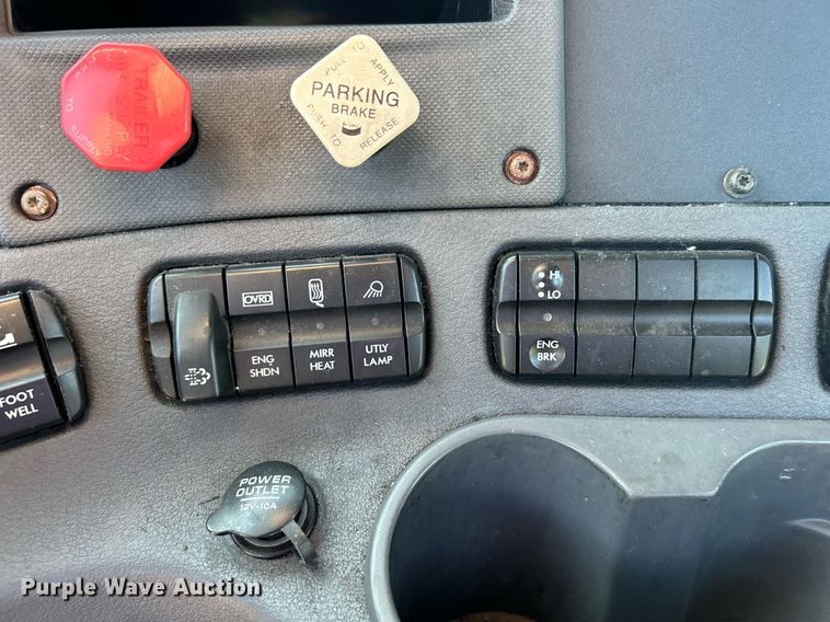 image for item EG1247 2011 Freightliner  Cascadia 113 semi truck