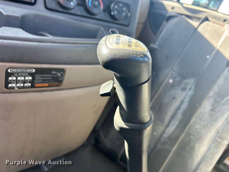 image for item EG1247 2011 Freightliner  Cascadia 113 semi truck