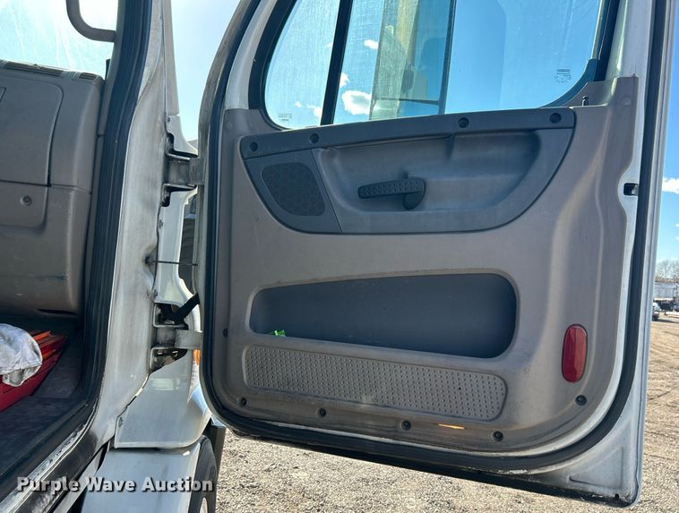 image for item EG1247 2011 Freightliner  Cascadia 113 semi truck