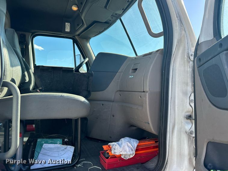 image for item EG1247 2011 Freightliner  Cascadia 113 semi truck