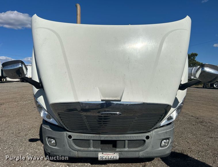 image for item EG1247 2011 Freightliner  Cascadia 113 semi truck