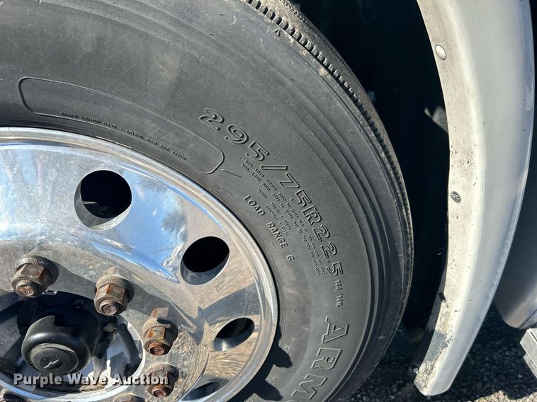 image for item EG1247 2011 Freightliner  Cascadia 113 semi truck