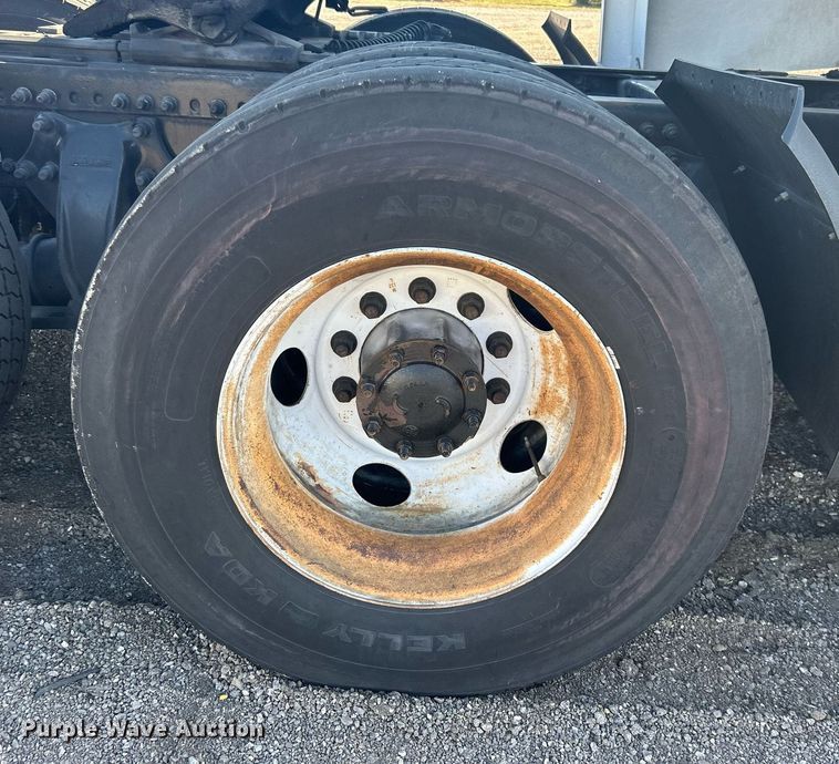 image for item EG1247 2011 Freightliner  Cascadia 113 semi truck