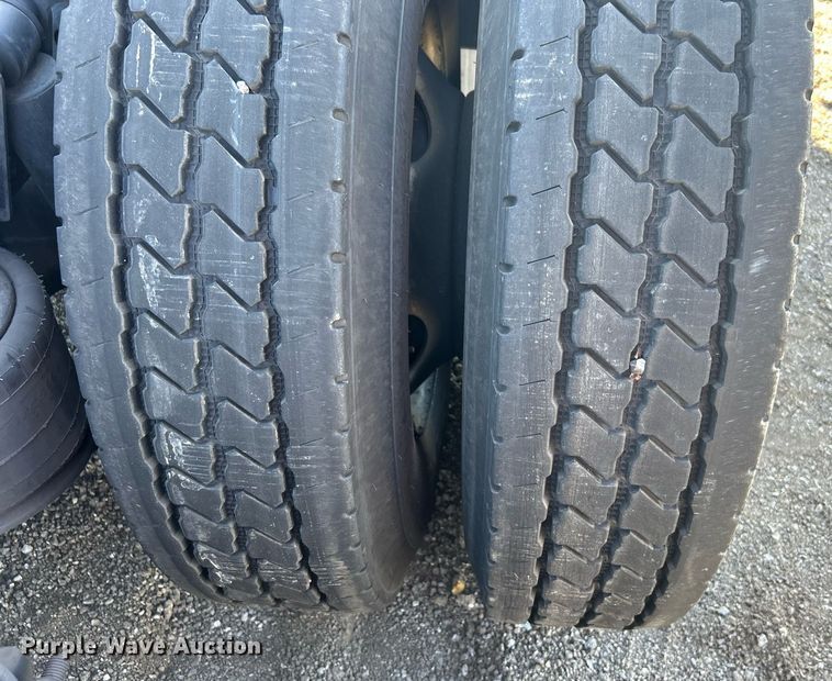 image for item EG1247 2011 Freightliner  Cascadia 113 semi truck