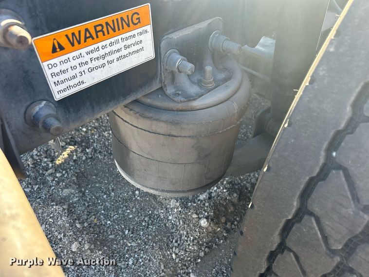 image for item EG1247 2011 Freightliner  Cascadia 113 semi truck