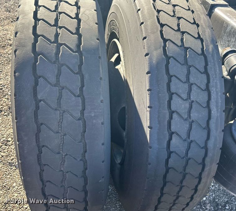 image for item EG1247 2011 Freightliner  Cascadia 113 semi truck