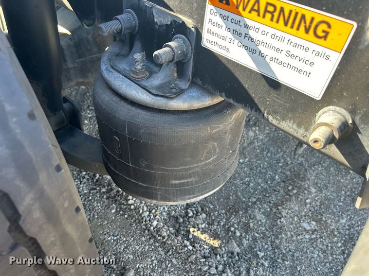 image for item EG1247 2011 Freightliner  Cascadia 113 semi truck