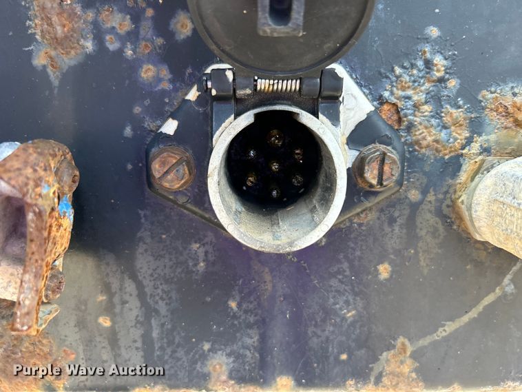 image for item EG1523 2004 Great Dane flatbed trailer