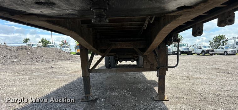 image for item EG1523 2004 Great Dane flatbed trailer