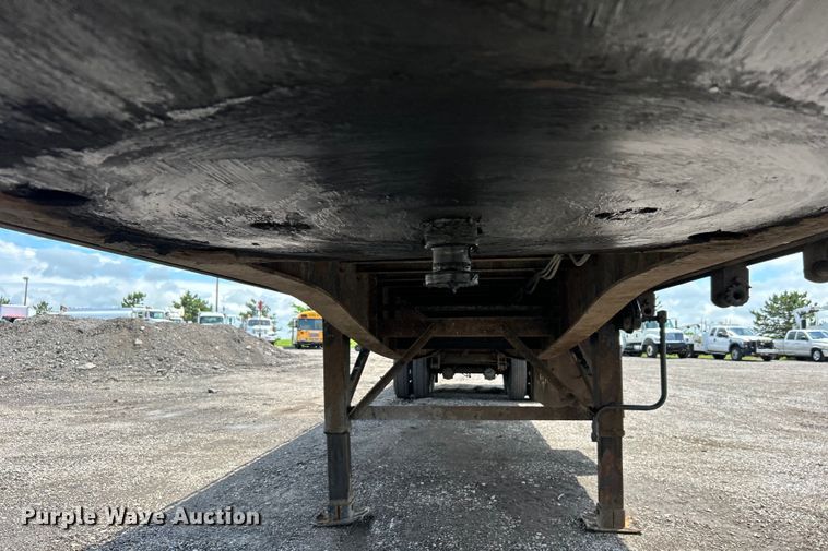 image for item EG1523 2004 Great Dane flatbed trailer