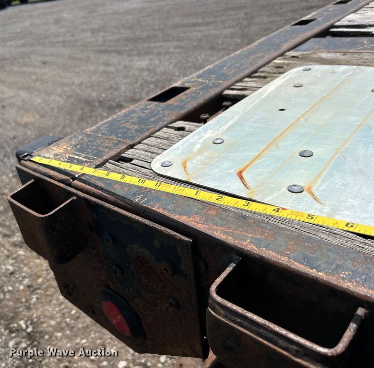 image for item EG1523 2004 Great Dane flatbed trailer