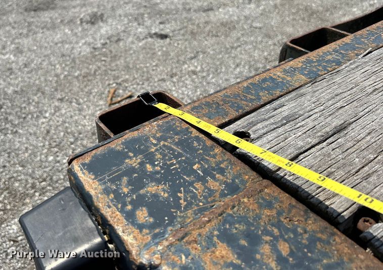 image for item EG1523 2004 Great Dane flatbed trailer