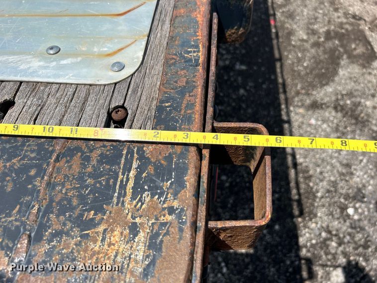 image for item EG1523 2004 Great Dane flatbed trailer