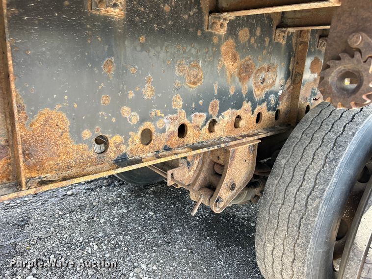 image for item EG1523 2004 Great Dane flatbed trailer