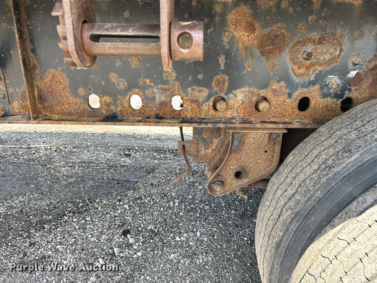 image for item EG1523 2004 Great Dane flatbed trailer