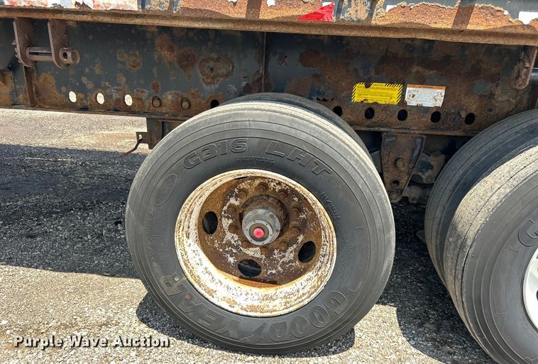 image for item EG1523 2004 Great Dane flatbed trailer