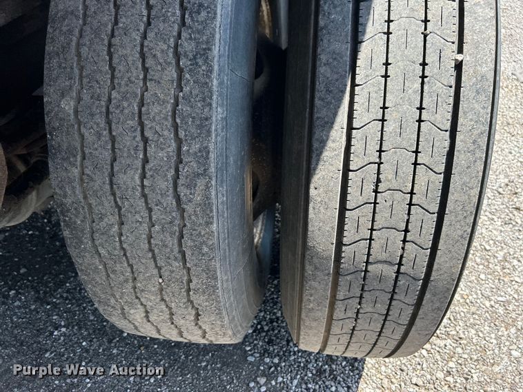 image for item EG1523 2004 Great Dane flatbed trailer