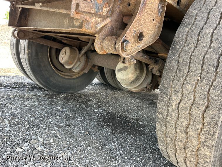 image for item EG1523 2004 Great Dane flatbed trailer