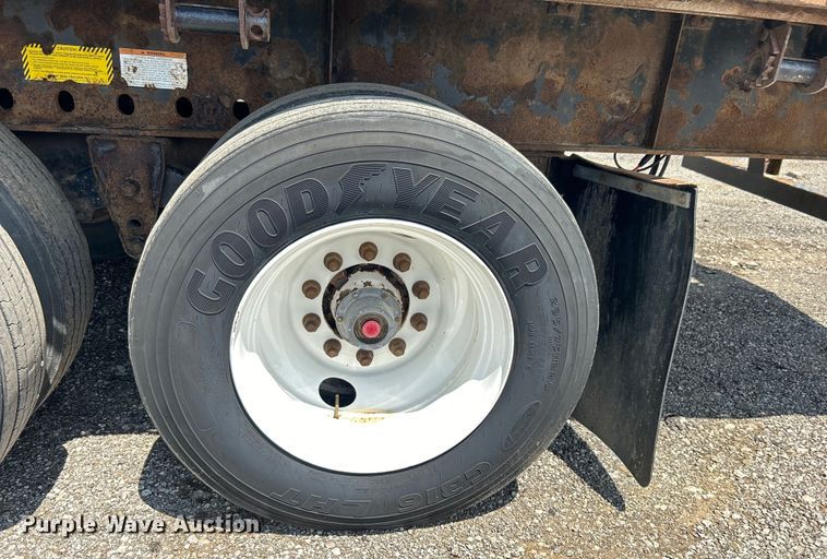 image for item EG1523 2004 Great Dane flatbed trailer