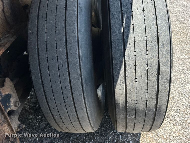 image for item EG1523 2004 Great Dane flatbed trailer