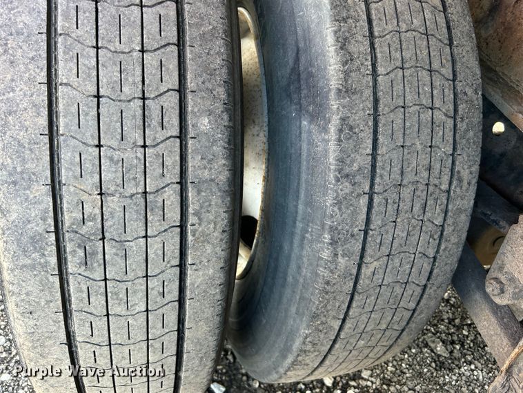 image for item EG1523 2004 Great Dane flatbed trailer