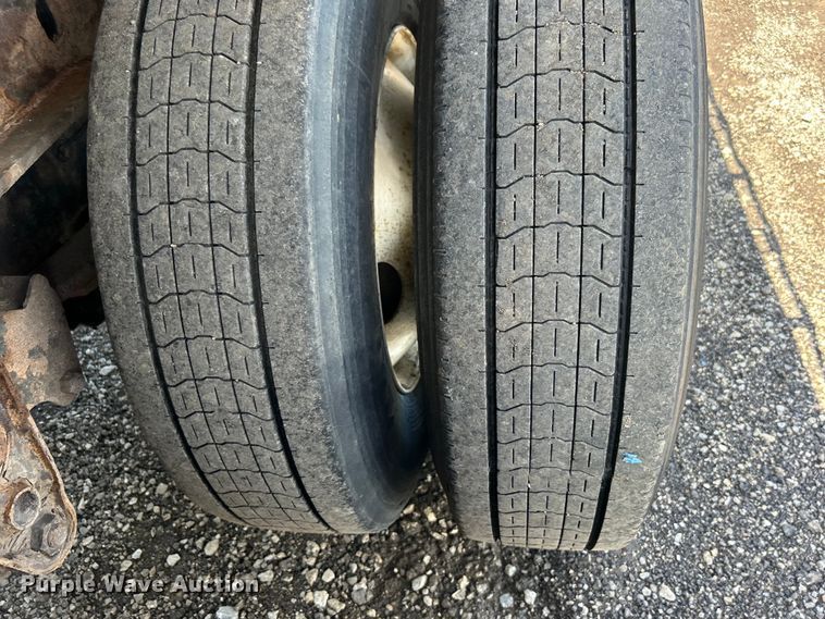 image for item EG1523 2004 Great Dane flatbed trailer