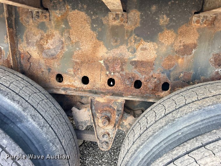 image for item EG1523 2004 Great Dane flatbed trailer