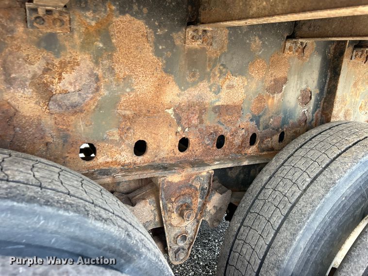 image for item EG1523 2004 Great Dane flatbed trailer