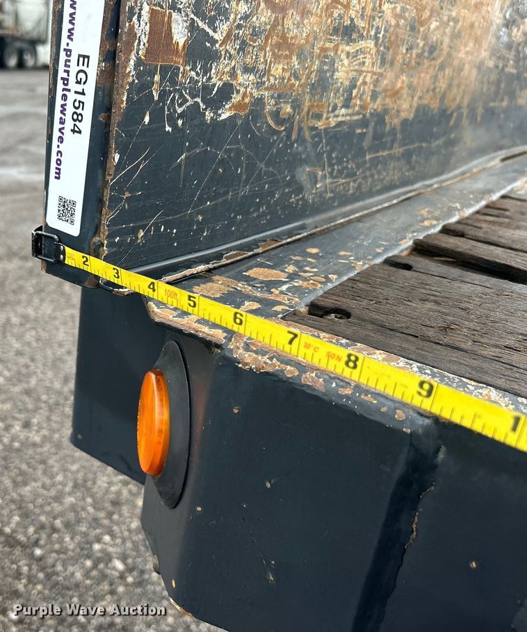 image for item EG1584 2004 Great Dane flatbed trailer