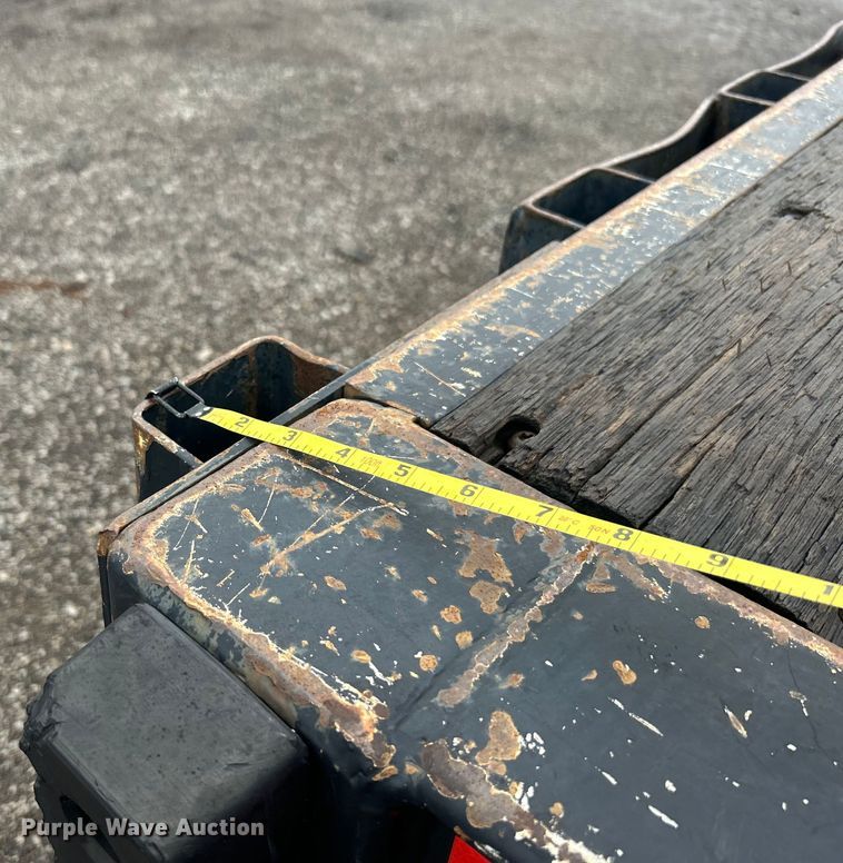 image for item EG1584 2004 Great Dane flatbed trailer