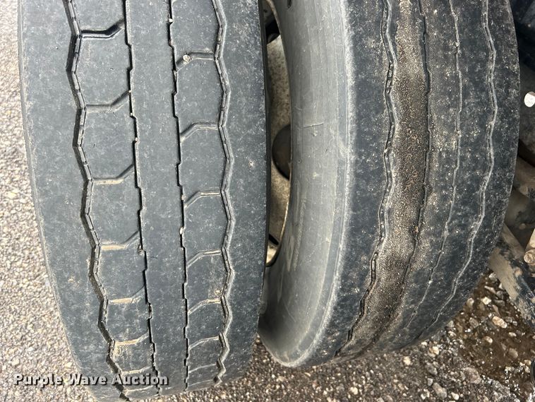 image for item EG1584 2004 Great Dane flatbed trailer