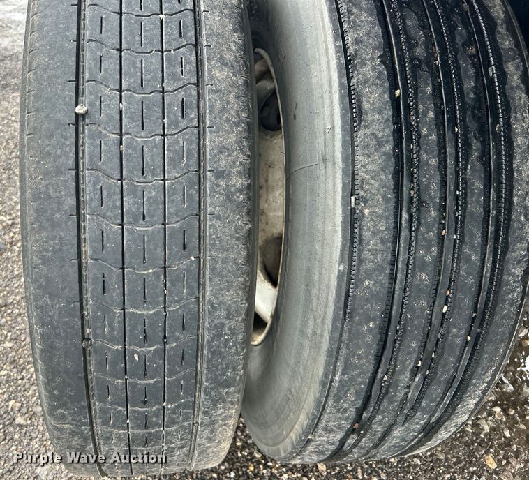 image for item EG1584 2004 Great Dane flatbed trailer