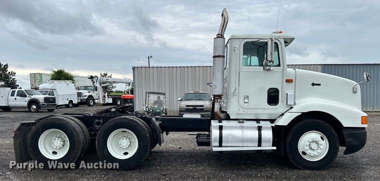 image for item EG1586 1996 International  9200 semi truck