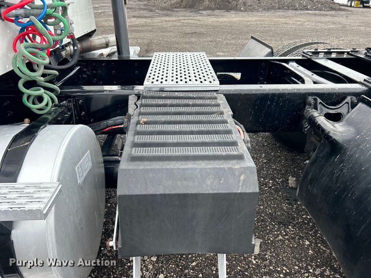 image for item EG1586 1996 International  9200 semi truck