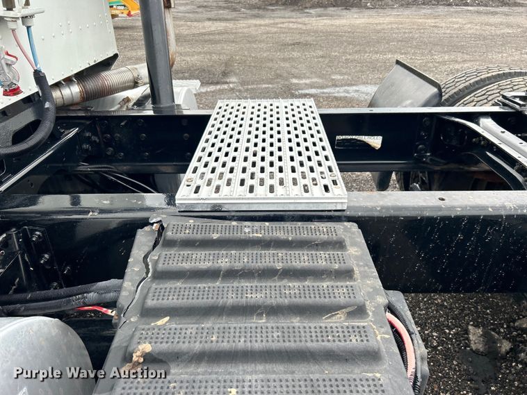 image for item EG1586 1996 International  9200 semi truck