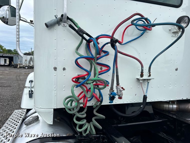 image for item EG1586 1996 International  9200 semi truck