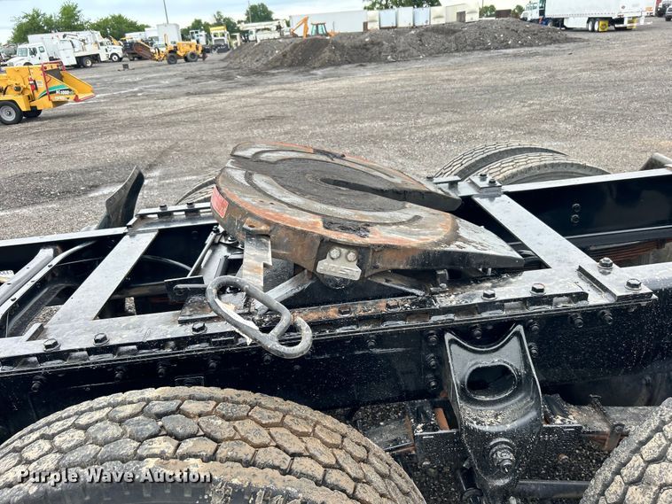 image for item EG1586 1996 International  9200 semi truck